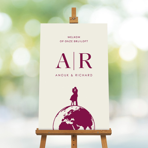 Welkomstbord bruiloft met silhouet stel op wereldbol en initialen