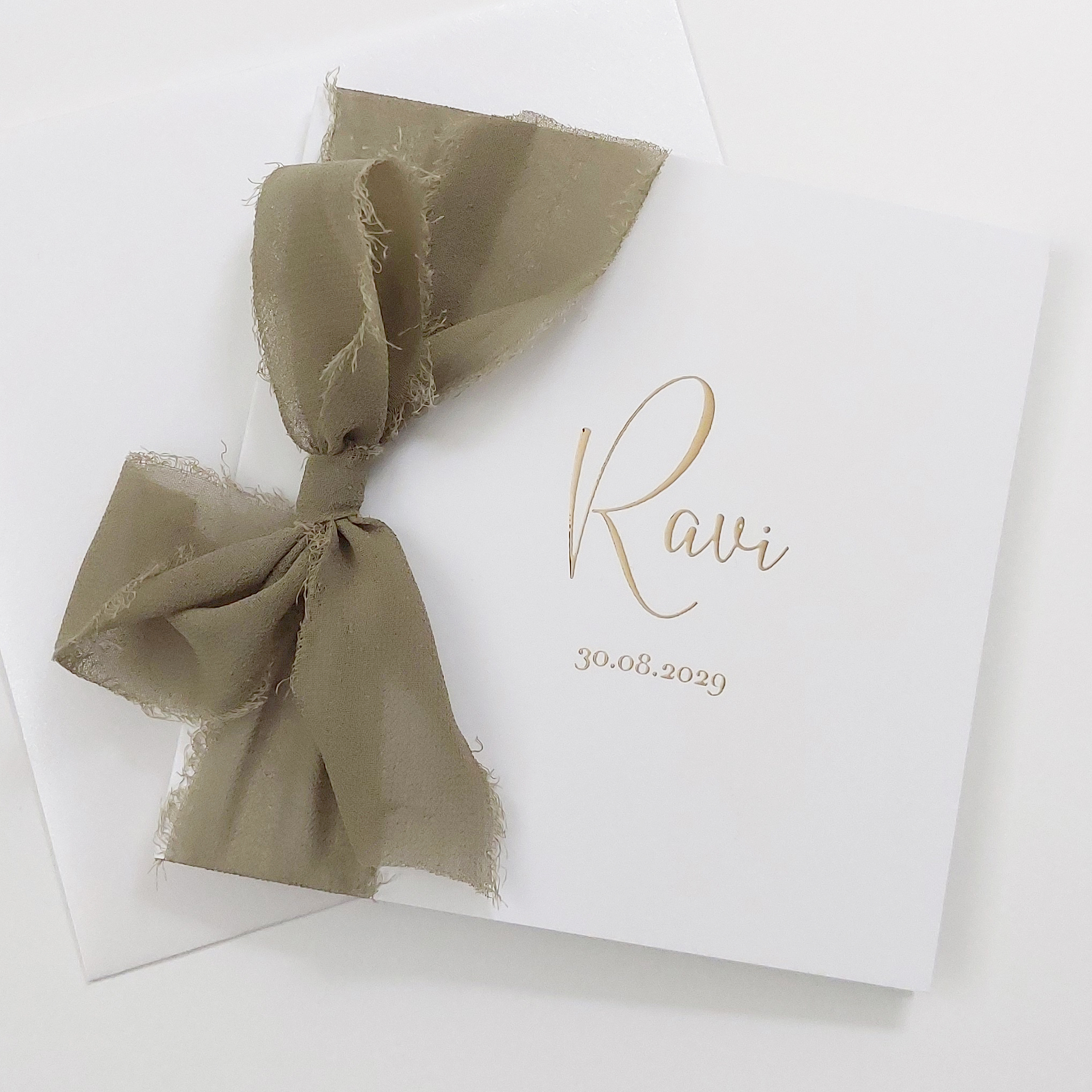 Geboortekaartje groene strik Ravi in goudfolie