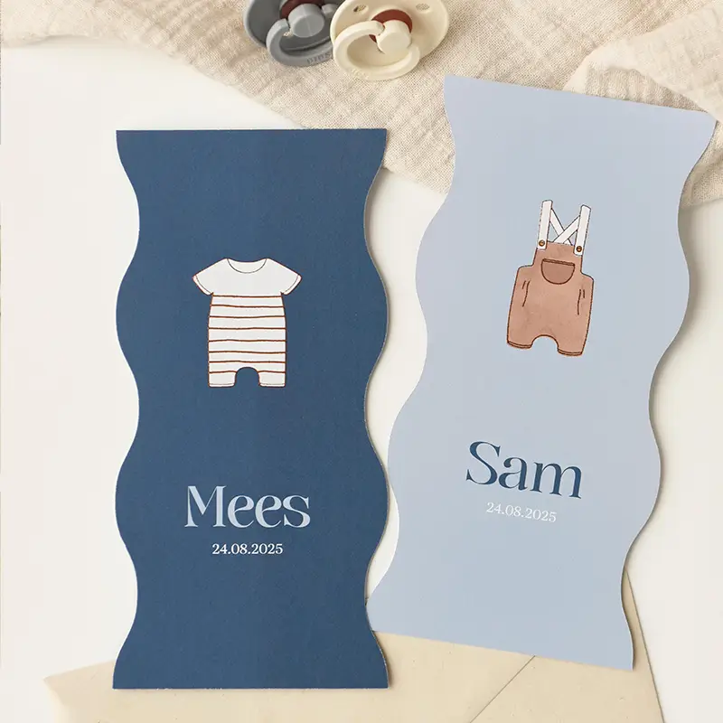 Uniek geboortekaartje met babykleertjes voor tweeling in hoogglans