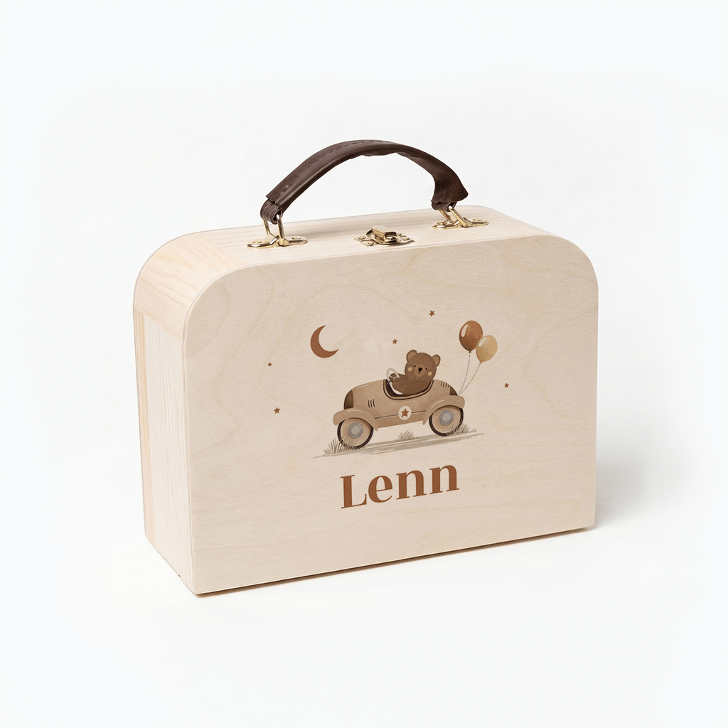 Houten koffertje met naam en beertje in auto 
