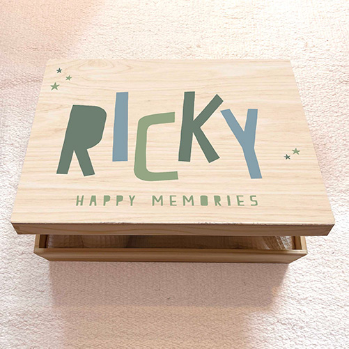 Houten herinneringenkistje jongen met vrolijke speelse letters