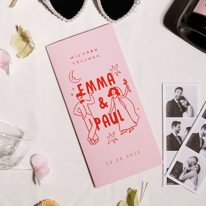 Roze trouwkaart met handgetekende illustratie bruidspaar