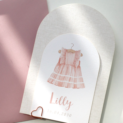 Lagen geboortekaartje ronde bogen met roze jurkje