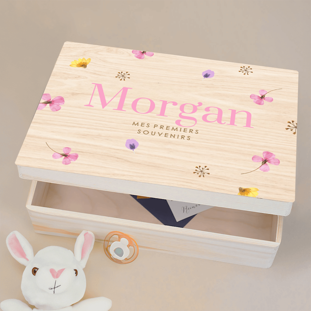 Boîte à souvenirs avec fleurs séchées roses, jaunes, et violettes