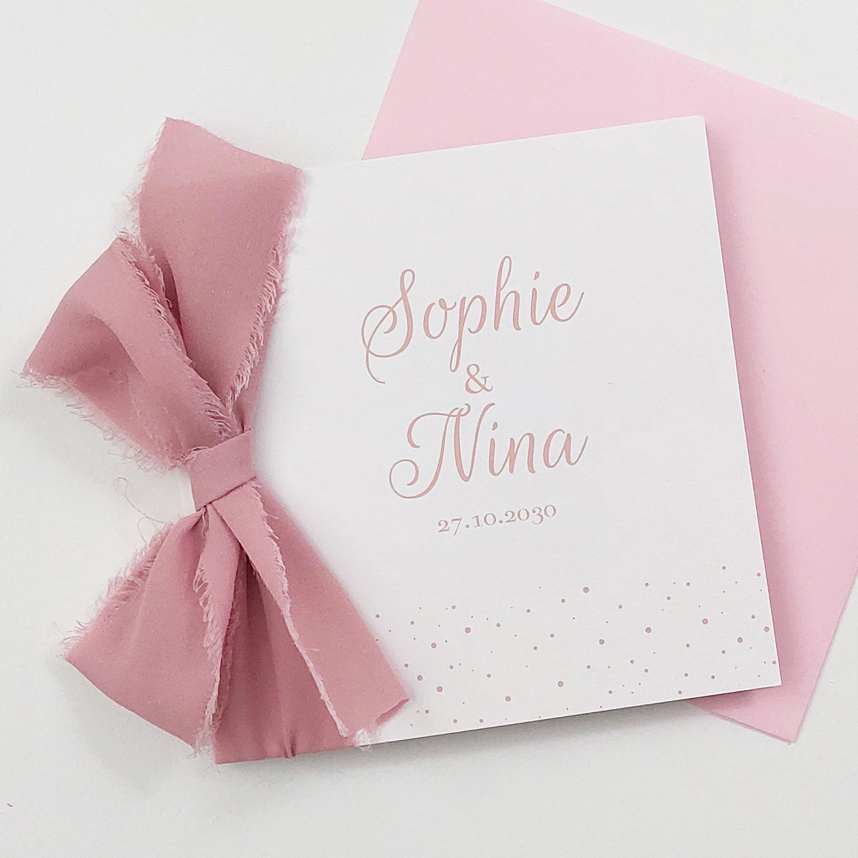 Tweeling geboortekaartje met stippen strook en roze strik