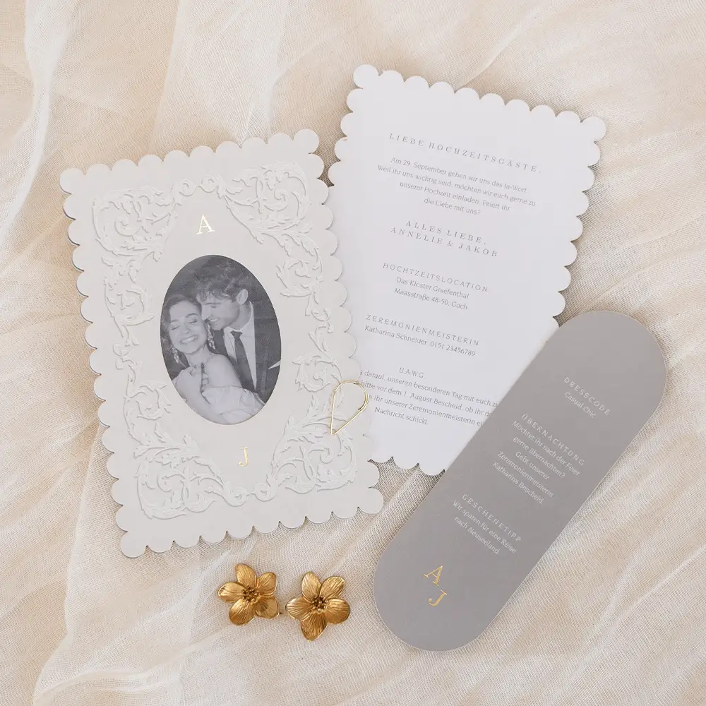 Hochzeitseinladung als Kartenset mit klassischen Ornamenten und Mattgoldfolie