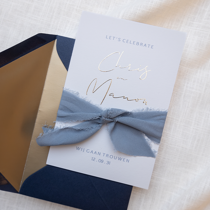 Luxe trouwkaart met blauw en goudfolie