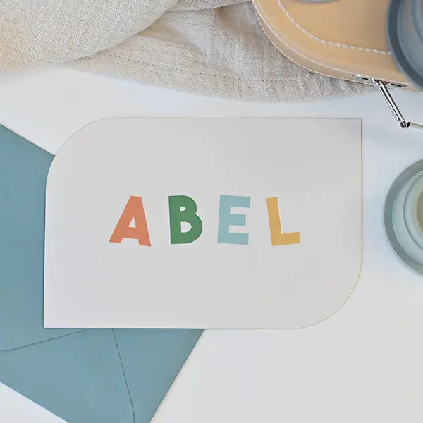 Geboortekaartje met speelse letters en halve ronde hoeken
