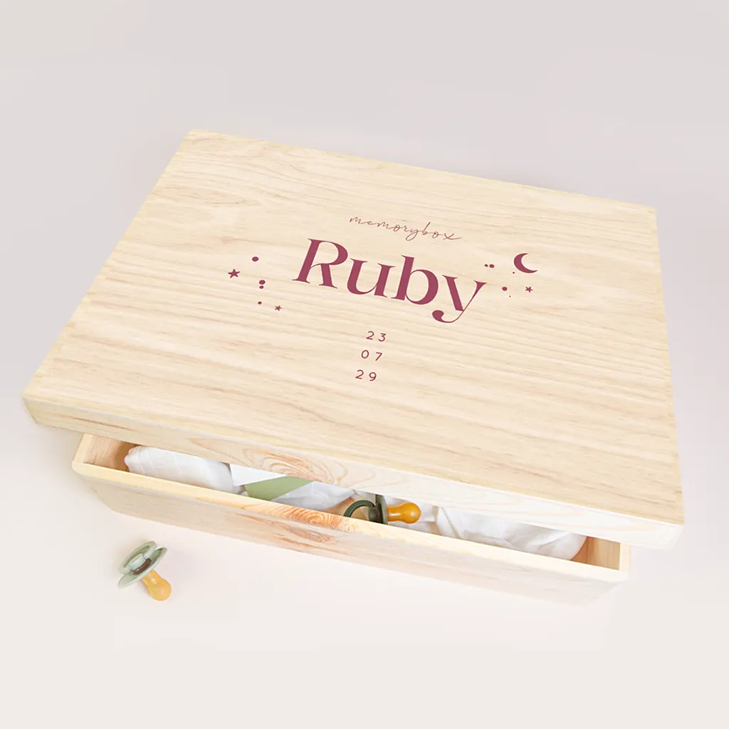 Memorybox baby met naam en details in bordeauxrood