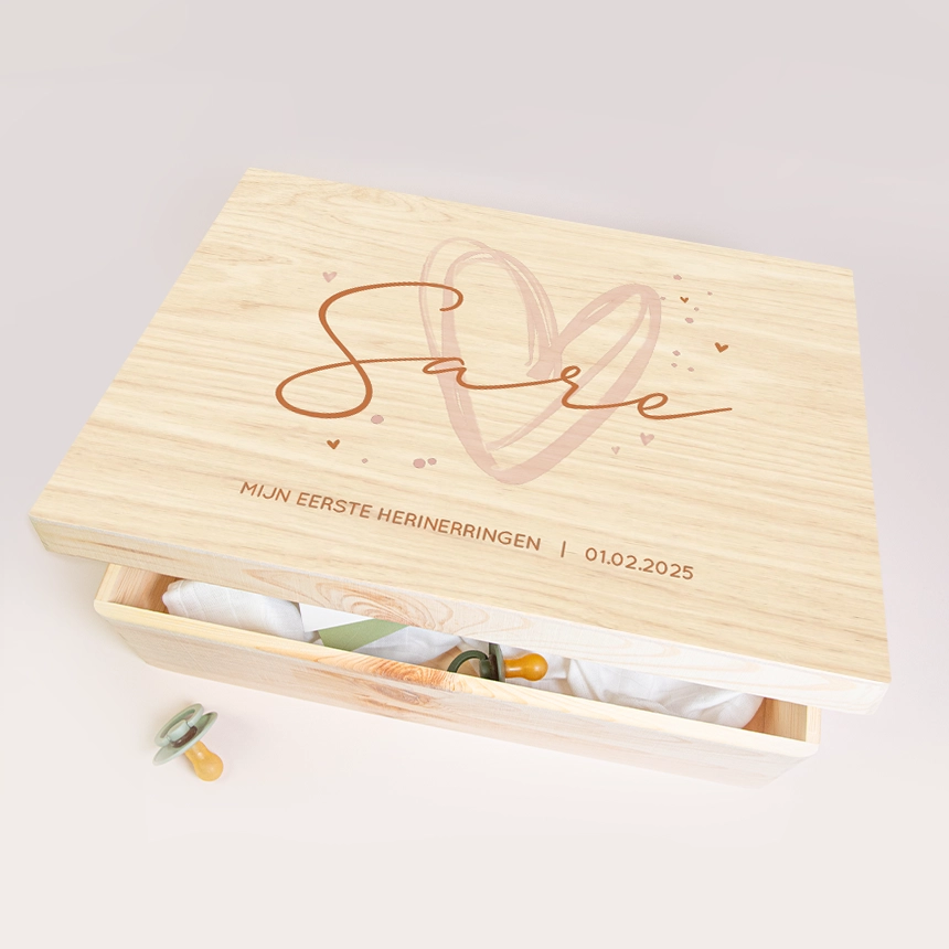 Herinneringsdoos van geboortekaartje op hout met roze hart
