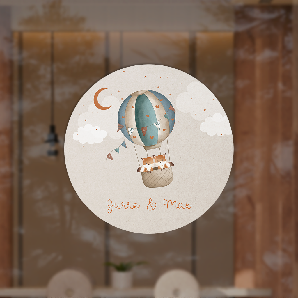 Raamsticker rond met luchtballon en vosjes