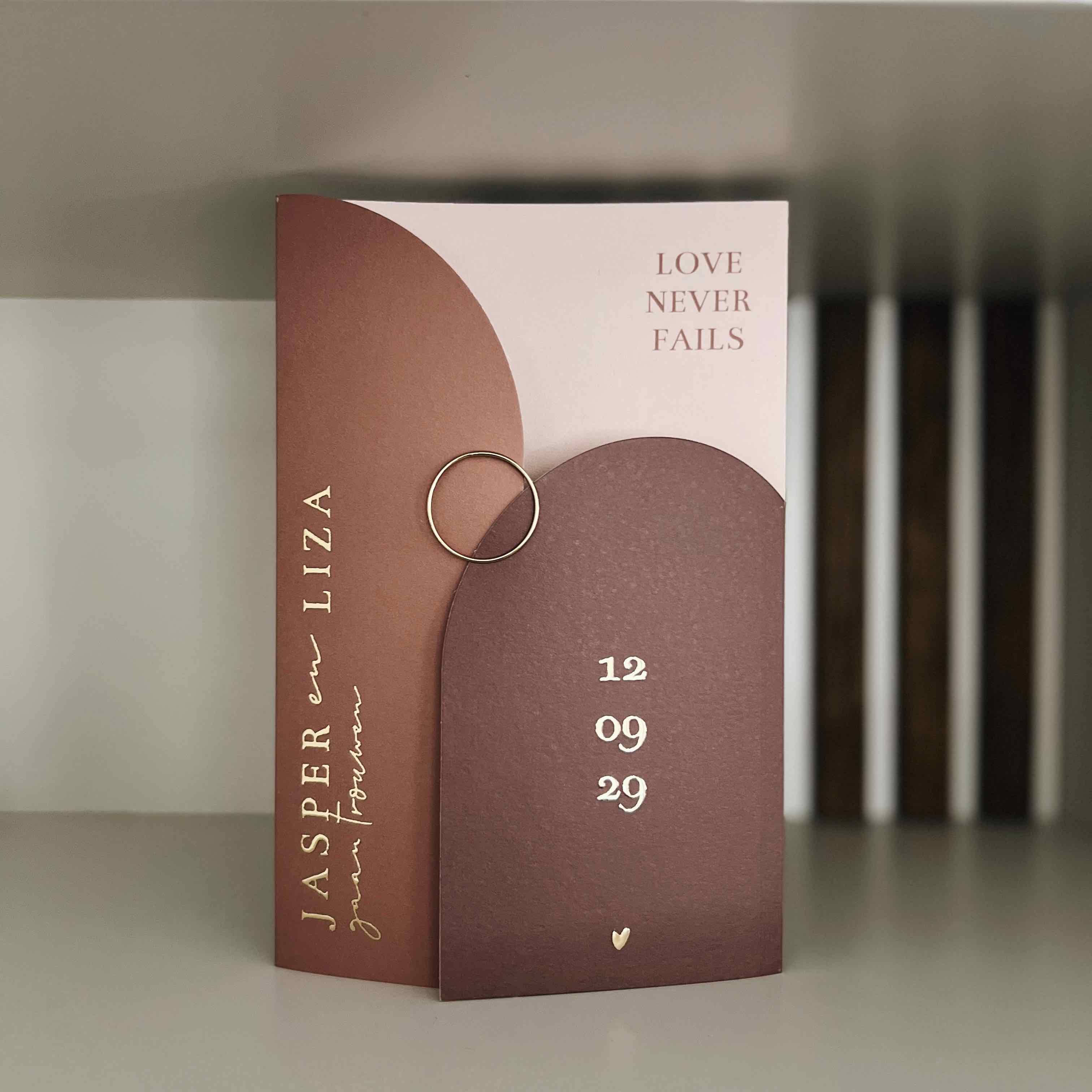 Trouwkaarten luikvouw met boogvorm rood en roze en goud