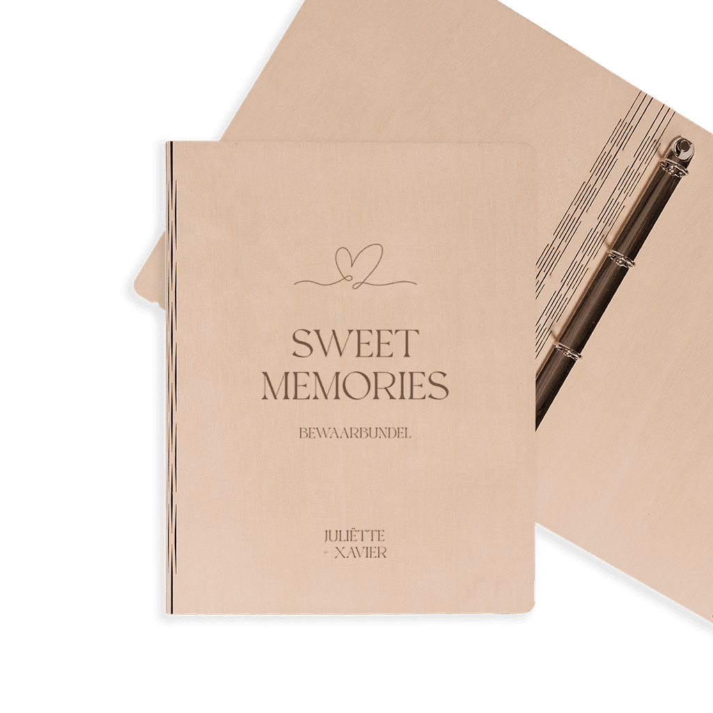 Houten gastenboek met elegante tekst en hartje in neutrale kleuren