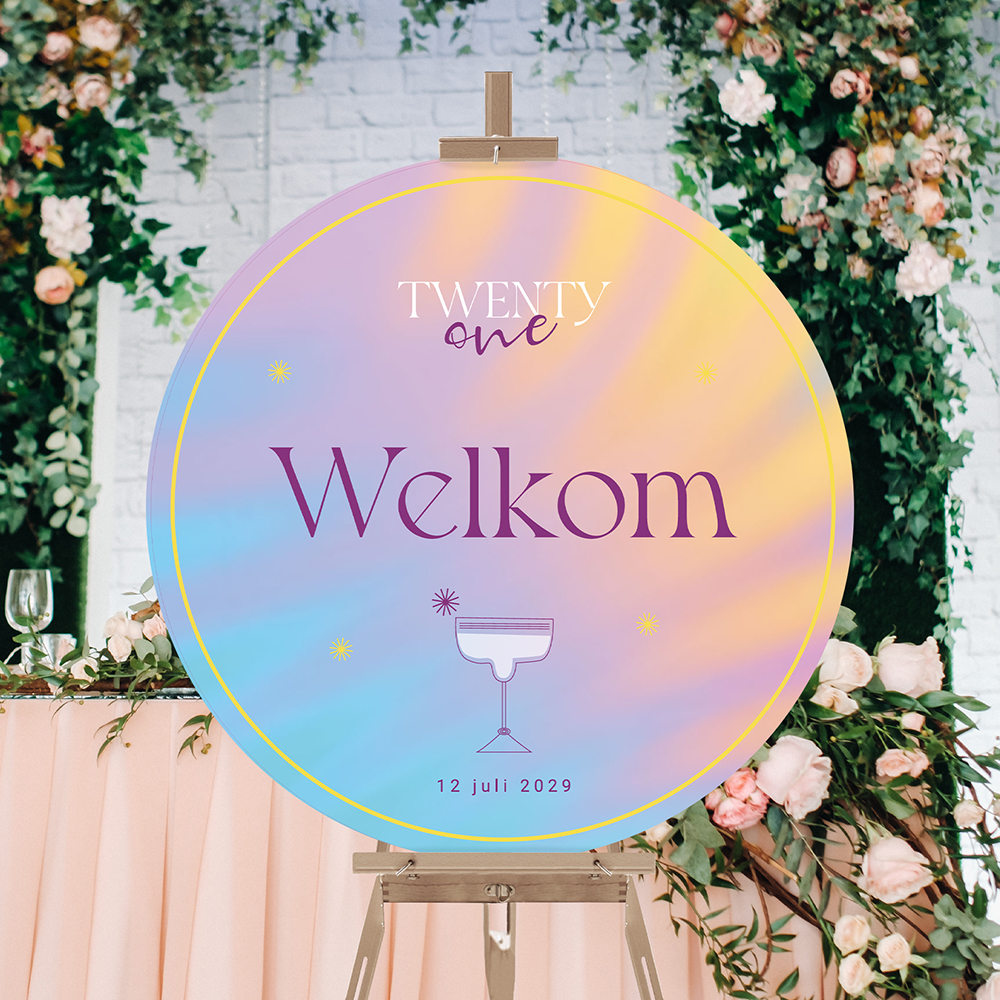 Pastelkleurig welkomstbord met cocktailglas voor een 21 diner