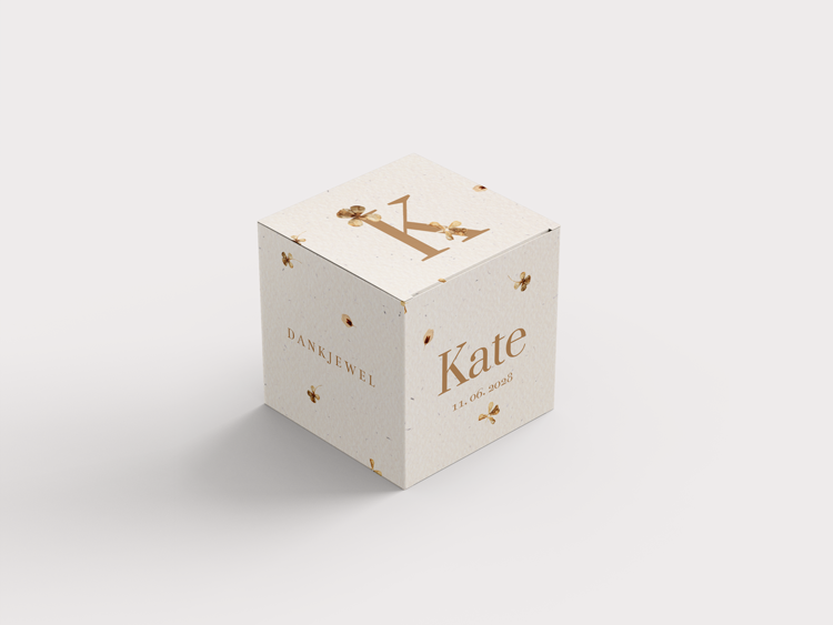 vierkant doosje met droogbloemen voor een meisje