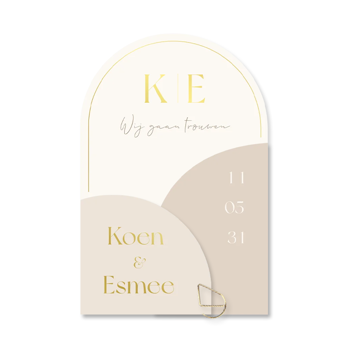 Chique trouwkaart met organische labels in beige en goudfolie