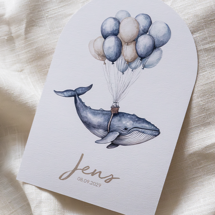 Boogvormig geboortekaartje met walvis aan blauwe ballonnen