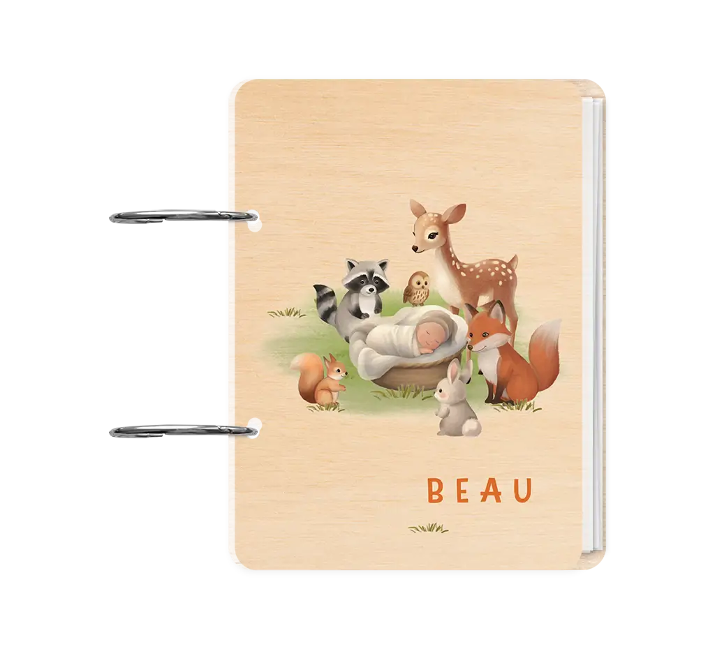 Houten bewaarbundel met bosdieren en baby in mandje