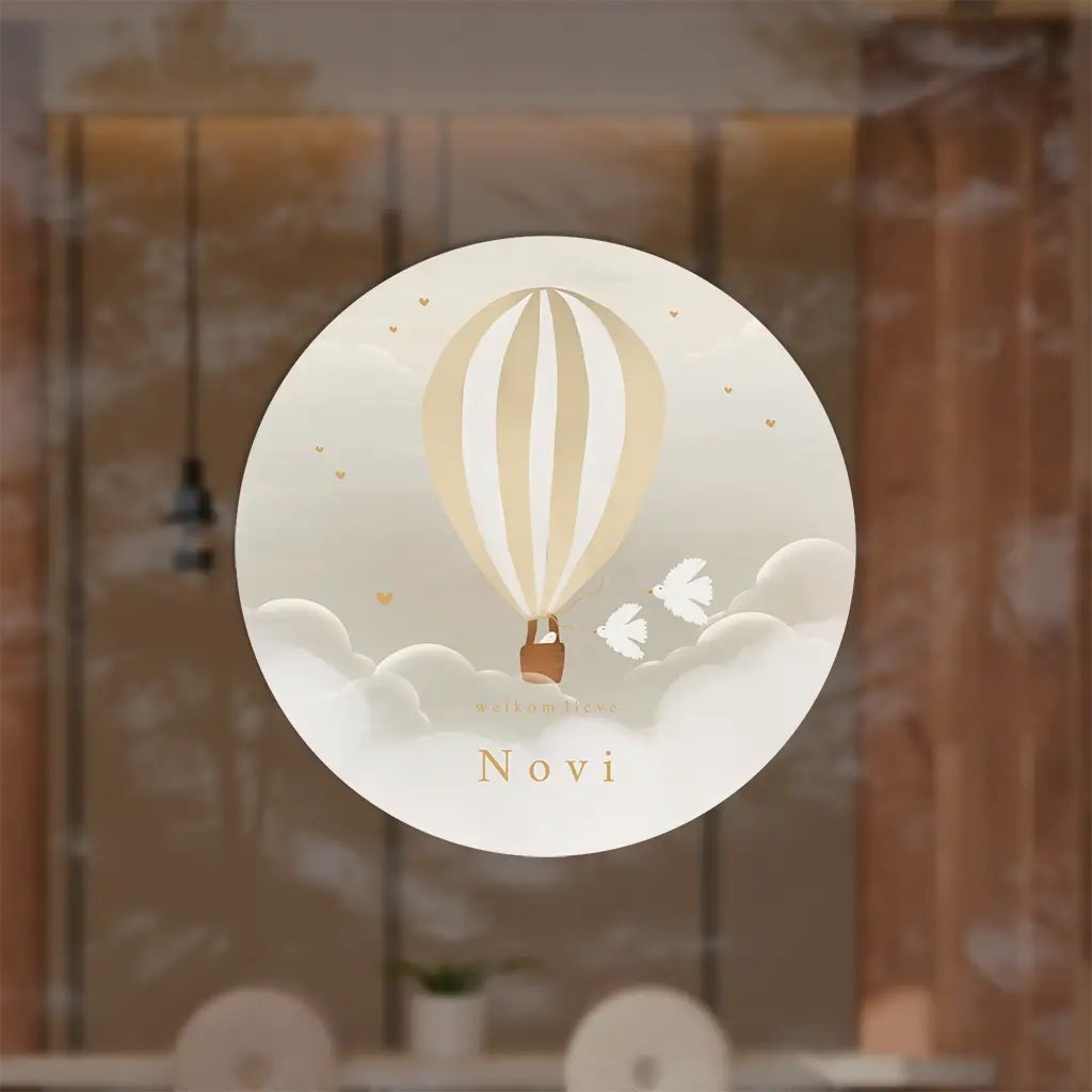 Stijlvolle raamsticker met wolken en luchtballon