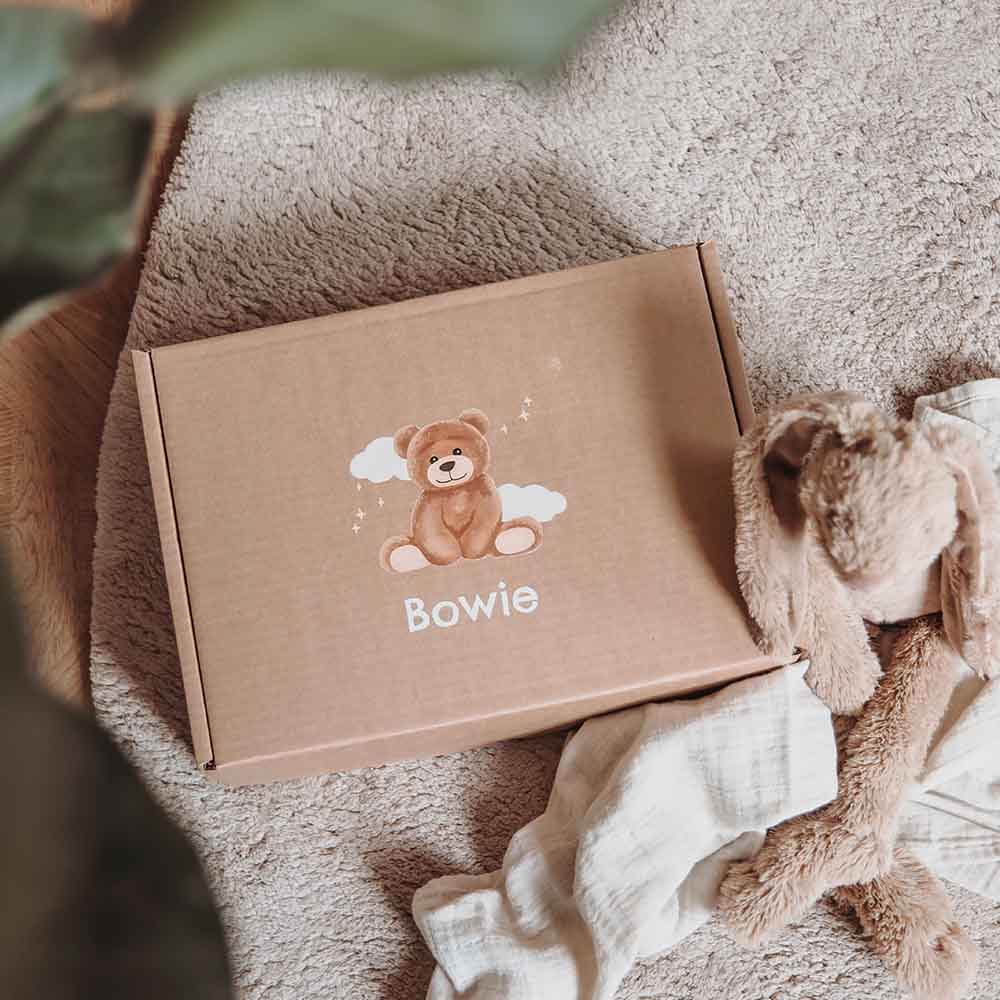 Dromerige cadeaudoos van kraft met beertje, wolken, sterren en naam