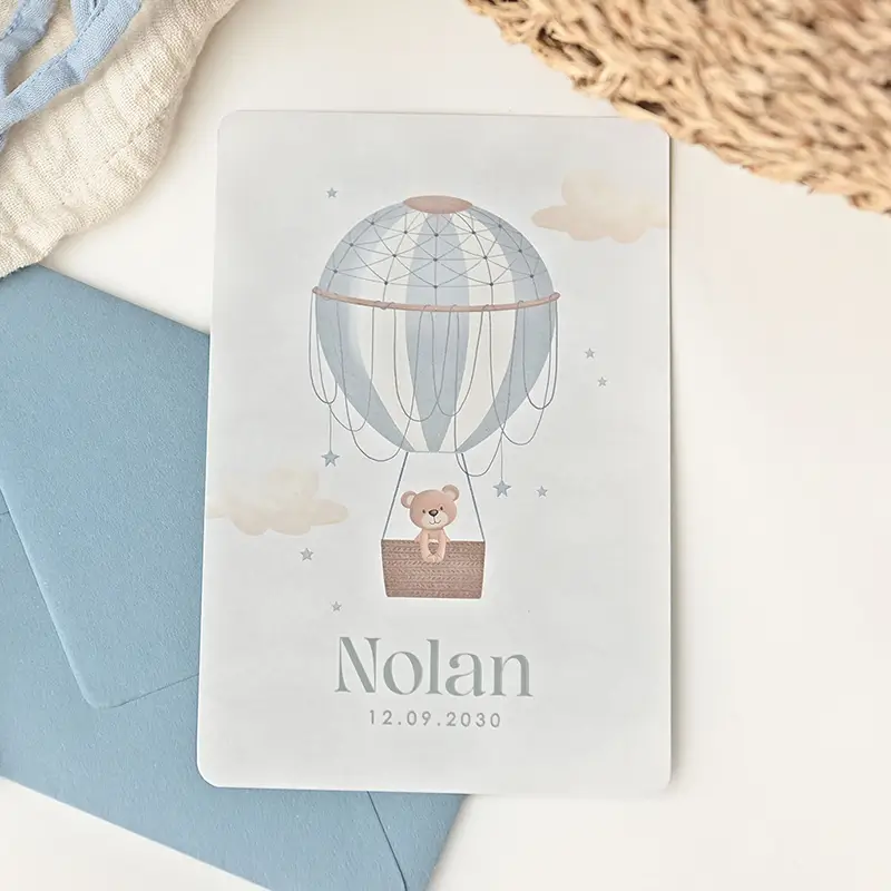 Lief geboortekaartje blauw jongen met beertje in luchtballon