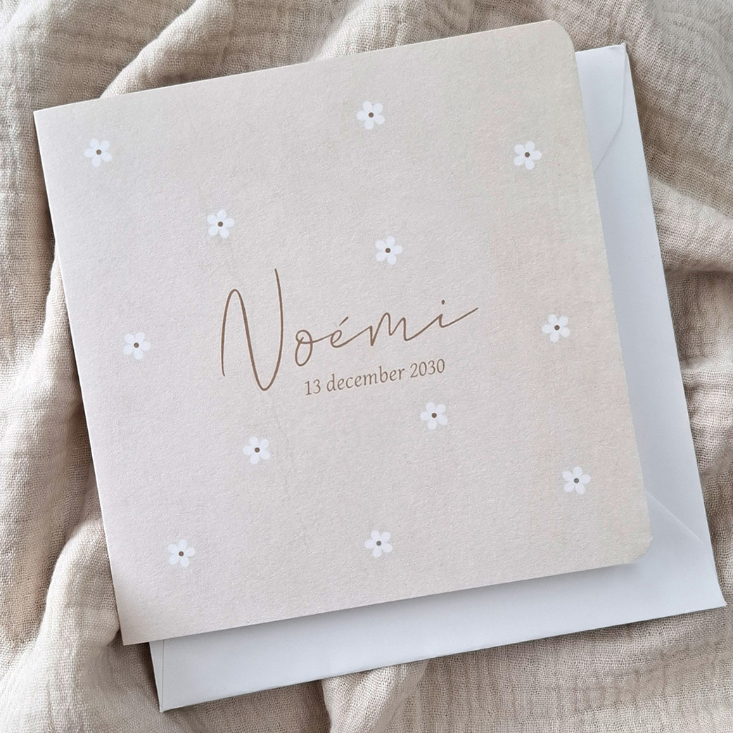 Geboortekaartje beige met witte bloemen