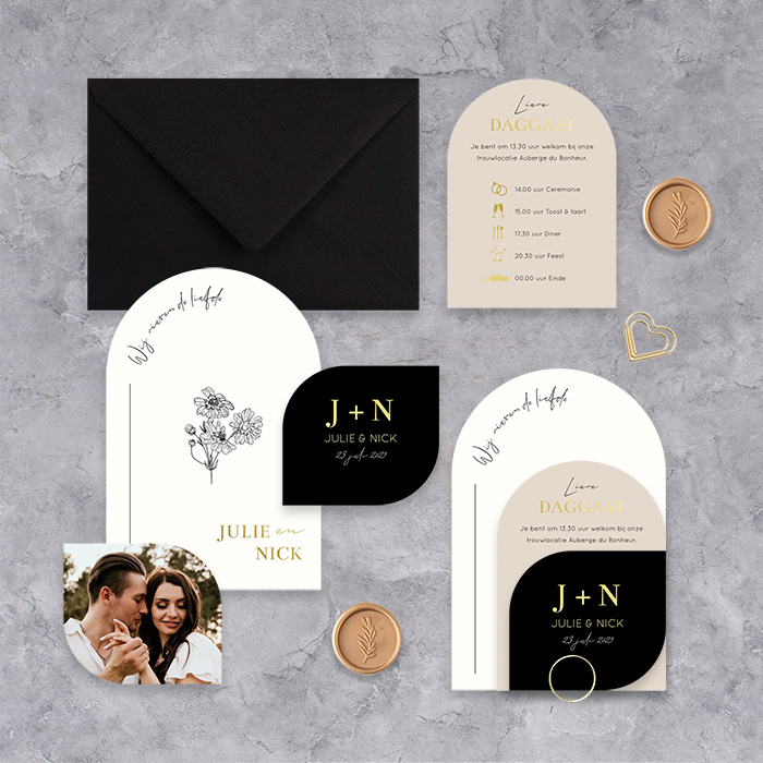 Stijlvolle labelkaart trouwkaart zwart beige boog | 11.4 × 17.1 cm