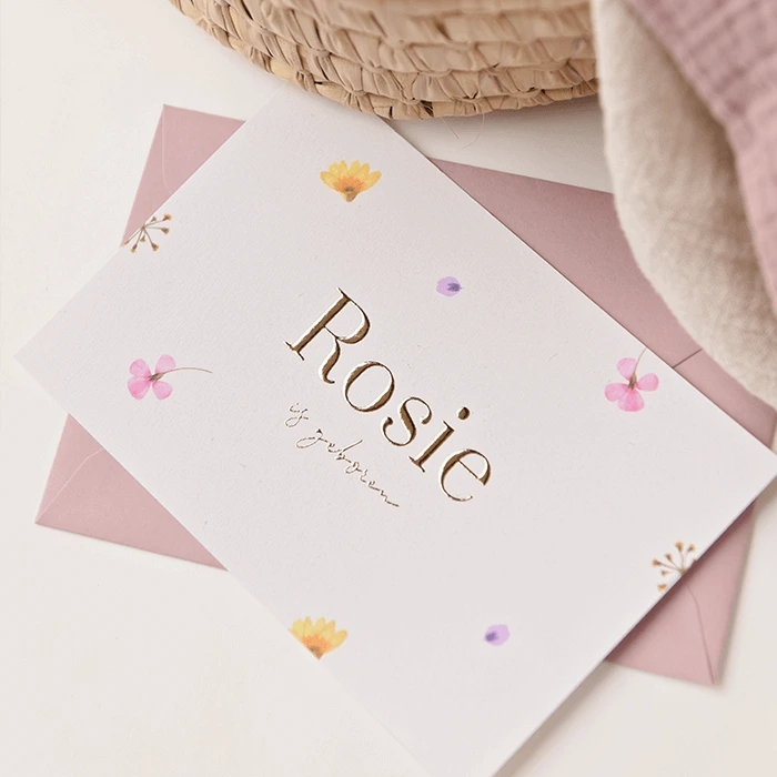 Vrolijk geboortekaartje met goudfolie en gedroogde bloemen