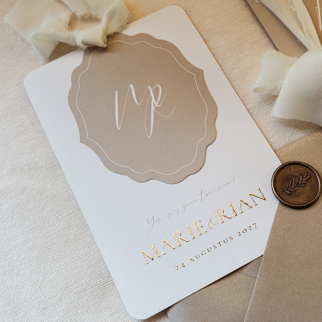 Unieke trouwkaart met zandkleur vorm