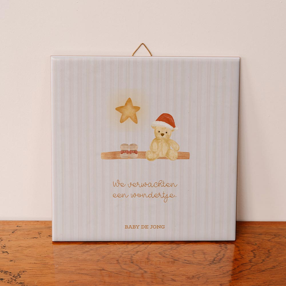 Tegeltje zwangerschapsaankondiging in kerstthema met schattig beertje