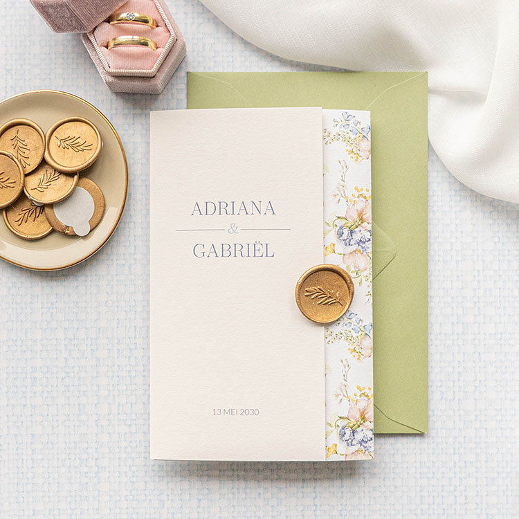 Drieluik trouwkaart met veel bloemen