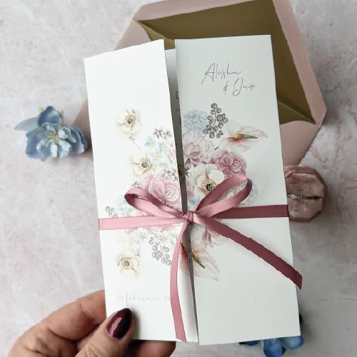 Luikvouw trouwkaart met zachte bloemenillustratie in pasteltinten