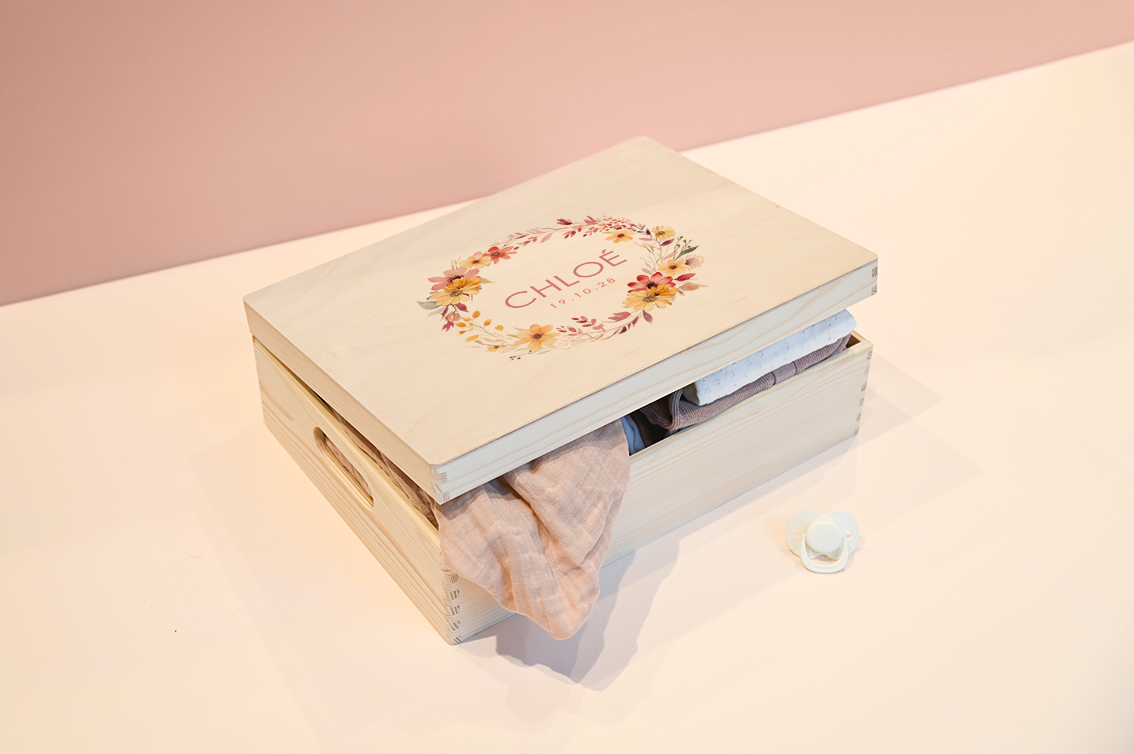 Memorybox met bloemenkrans en naam