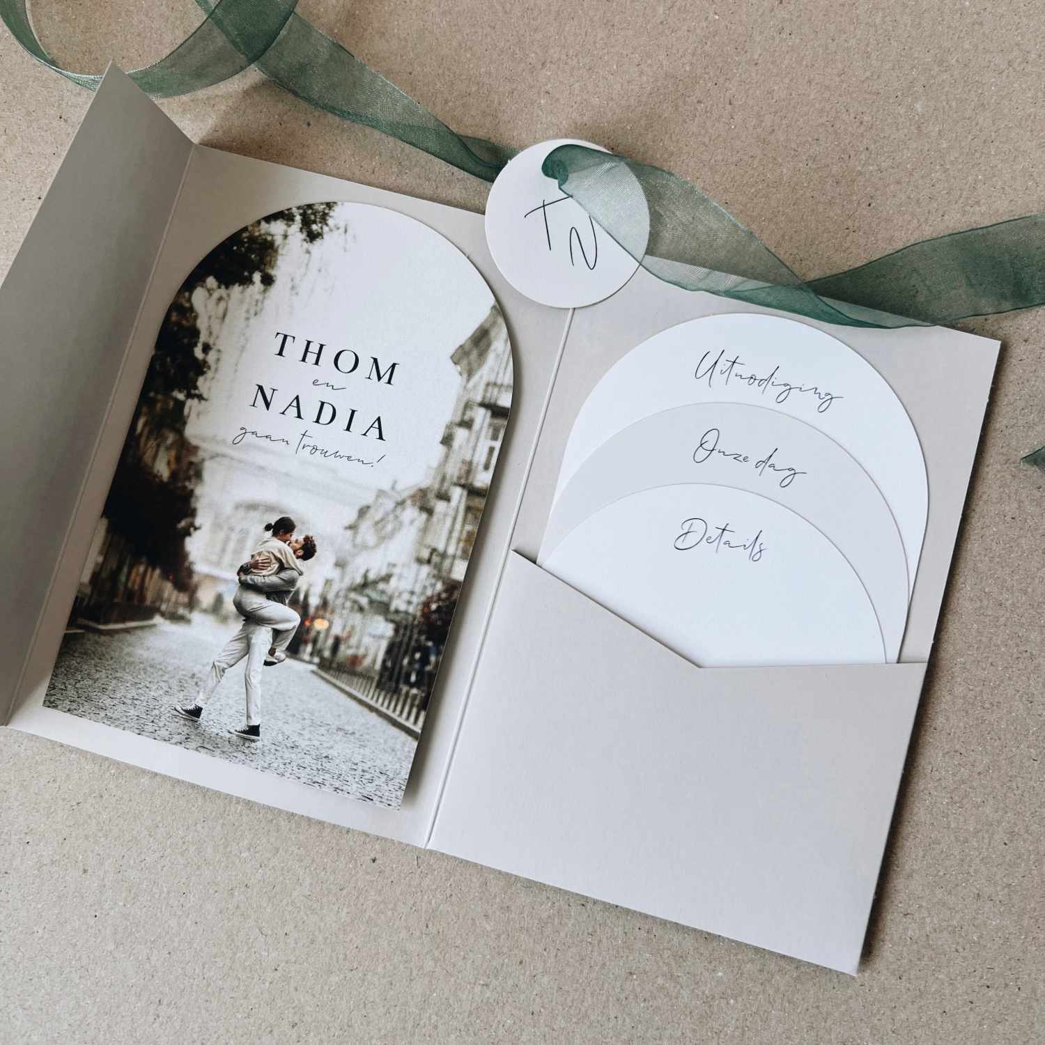 Trouwkaart in pocketfoldset minimalistisch met beige en foto