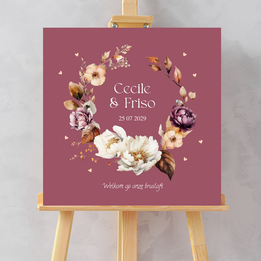 Bruiloftsbord beige bloemenkrans aubergine