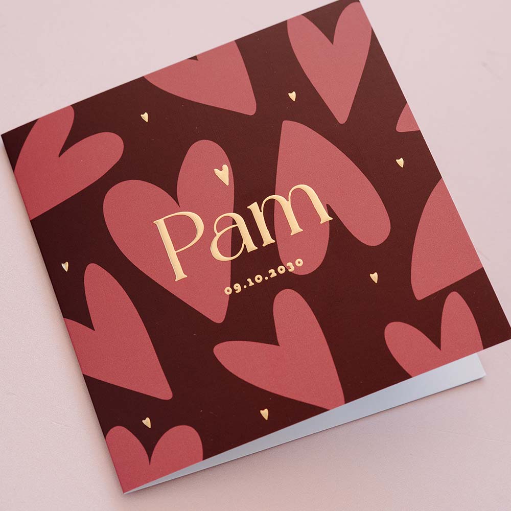 Geboortekaartje meisje in rood/ roze met hartjes en mat goudfolie