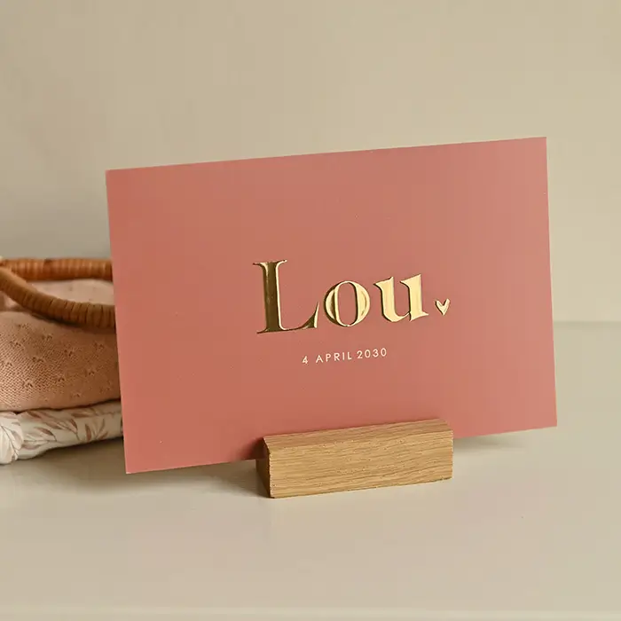 Minimalistisch geboortekaartje van goudfolie voor unisex