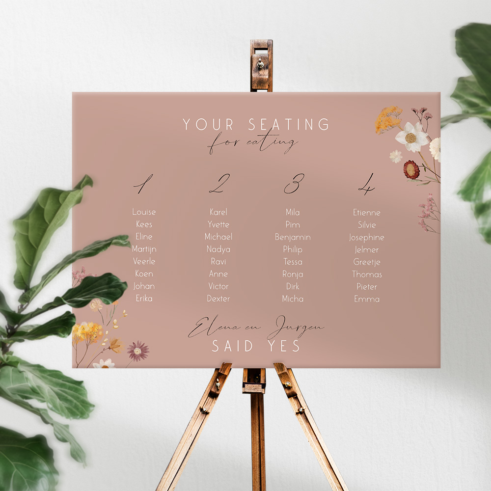 Oudroze tafelschikkingsbord met wilde bloemen