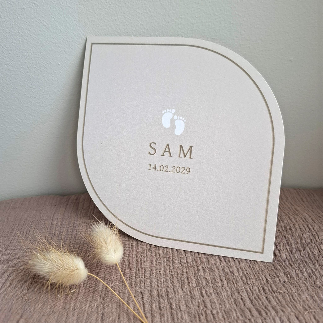 Geboortekaartje in blad vorm met subtiele kader lijn in taupe kleur