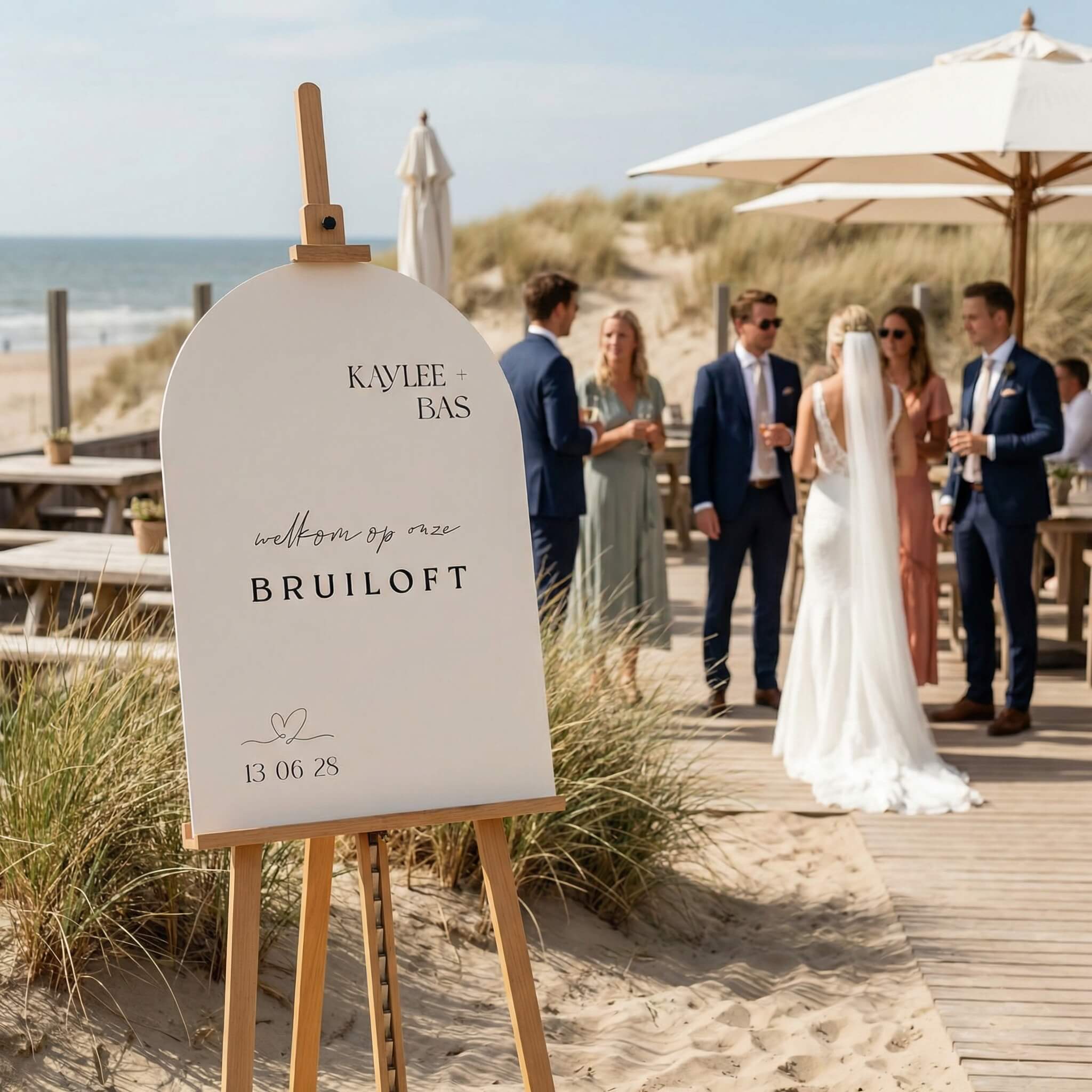 Welkomstbord bruiloft boog in stijlvol beige