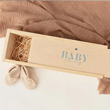 Houten wijnkist met blauwe typografie