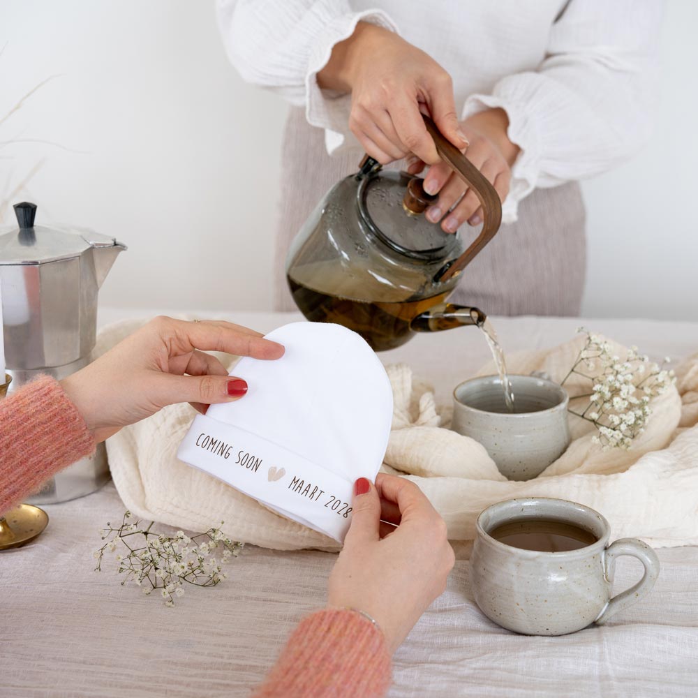Mutsje zwangerschapsaankondiging met baby voetjes