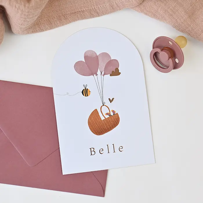 Lief geboortekaartje met roségoudfolie, mandje en ballonnen