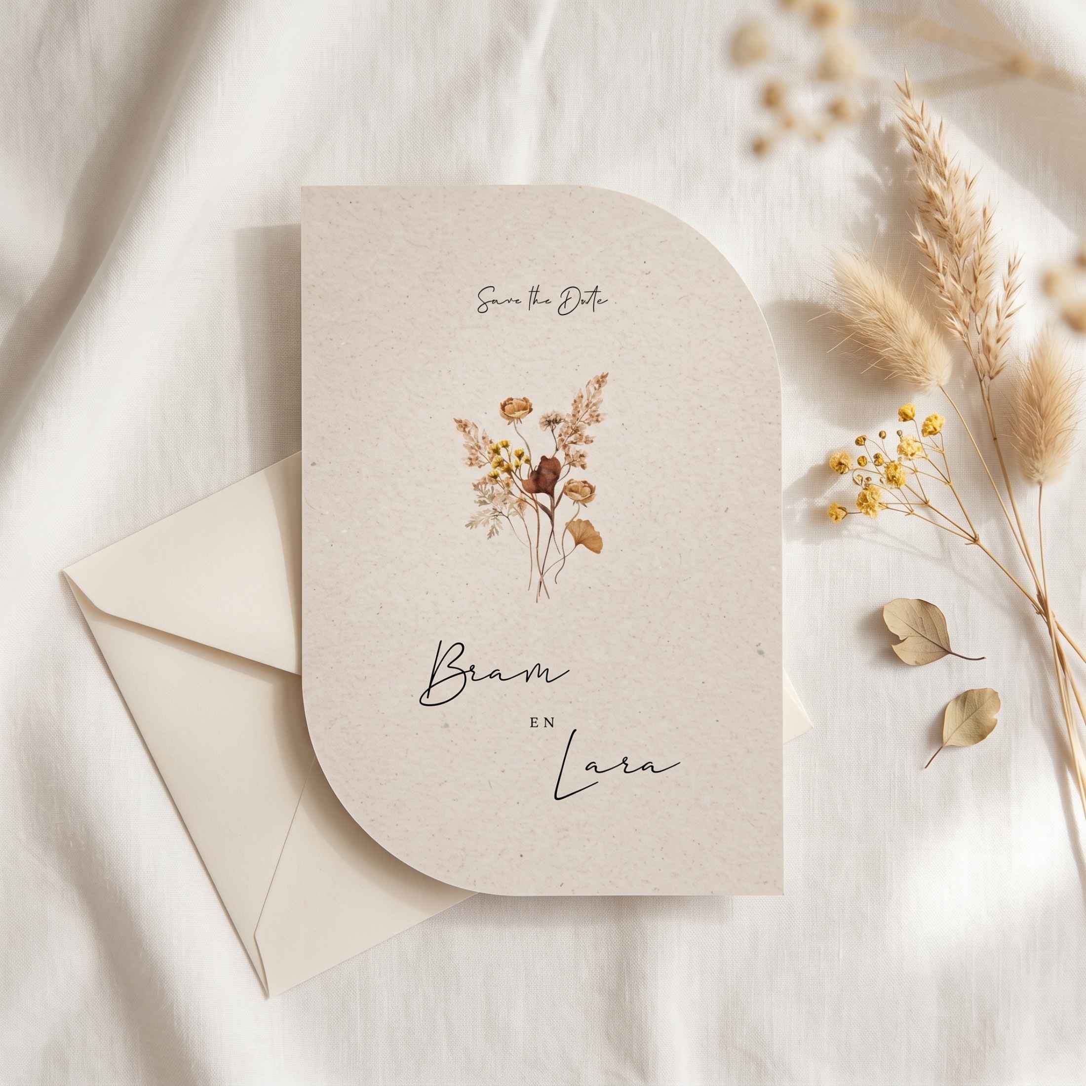 Save the Date unieke vorm halfrond bloemen