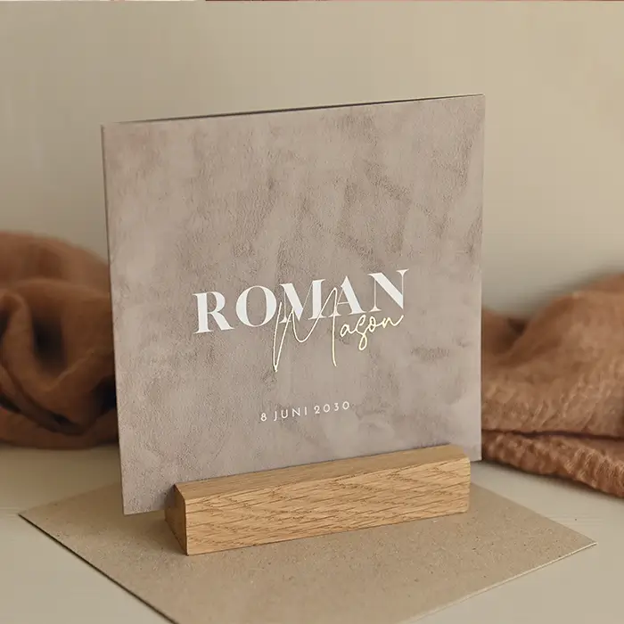 Velvetlook geboortekaartje in bruin voor een jongen