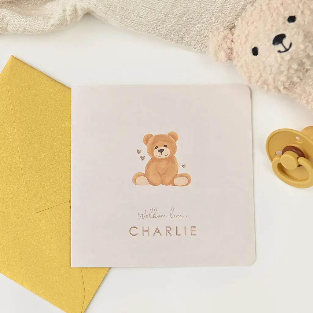 Lief unisex geboortekaartje met zittend beertje en hartjes