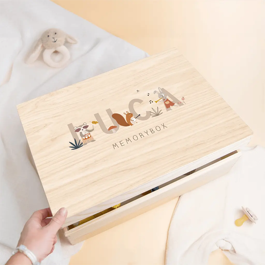 Memorybox aus Holz mit musizierenden Waldtieren und Namen