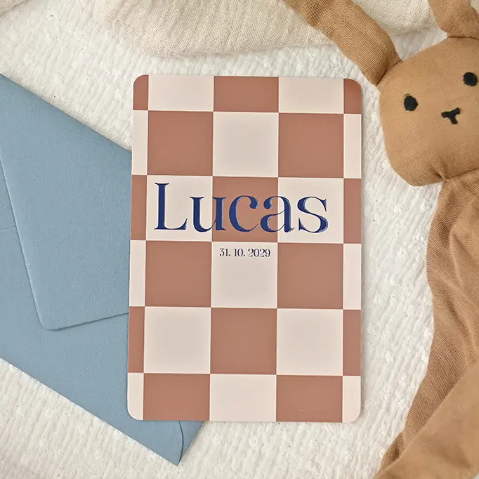 Stoer geboortekaartje met bruin ruitjespatroon en hoogglans