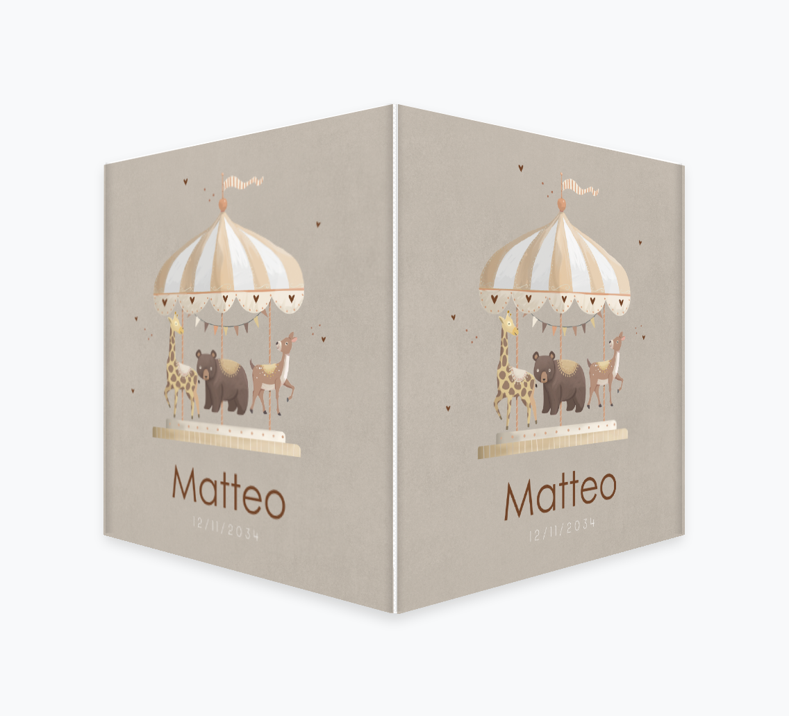 Bruin raambord met draaimolen met vrolijke dieren