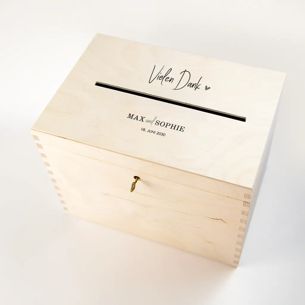 Kartenbox zur Hochzeit mit stilvoller Typografie und Herzchen